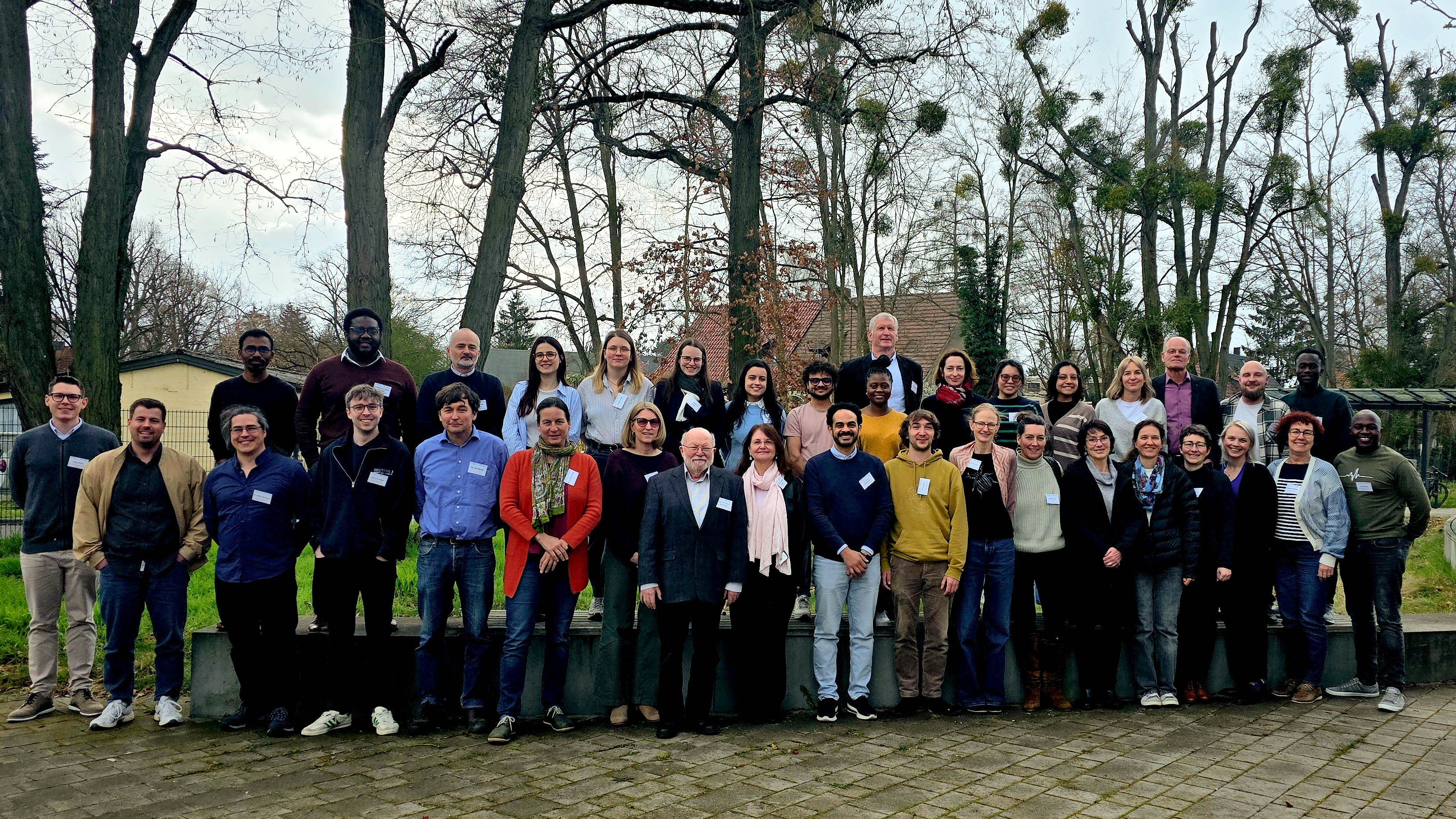 Außenaufnahme der Gruppe der Teilnehmenden.