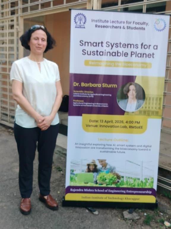 Barbara Sturm vor Poster mit Talkankündigung